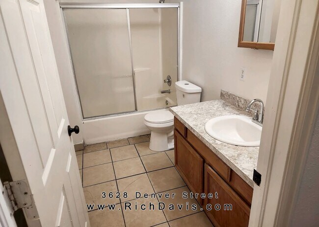 Building Photo - 3 bed, 1 Bath, 1200 sqft with washer/dryer...