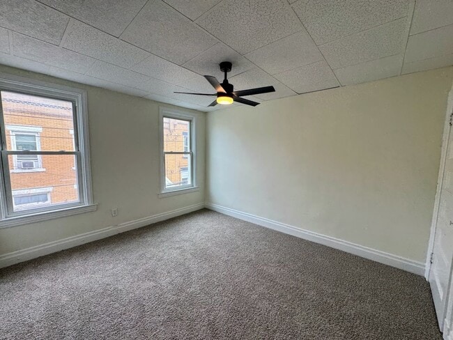 Building Photo - 3 bed 1 bath - newly updated, central air,...