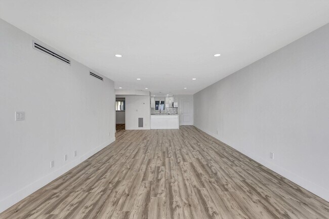 Building Photo - 301 Lake Shore Dr