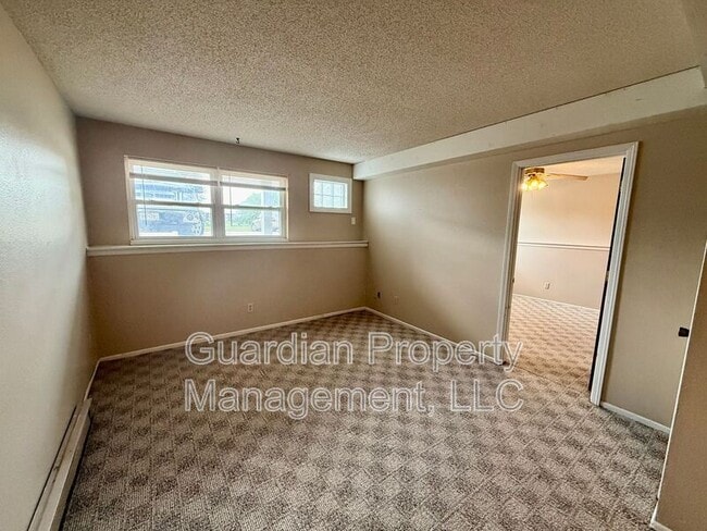 Building Photo - 515 W 11th St