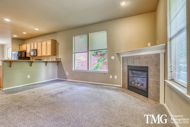 Building Photo - Contemporary 2 Bed 2.5 Bath Townhome in Hi...