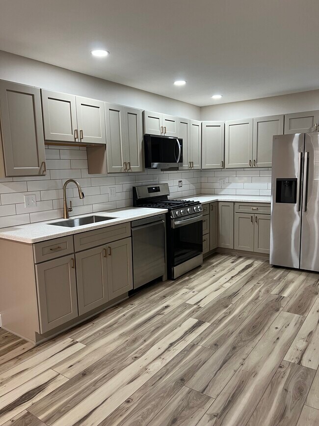 Kitchen w/all new stainless steel appliances, new soft close cabinets, new countertops - 408 John St