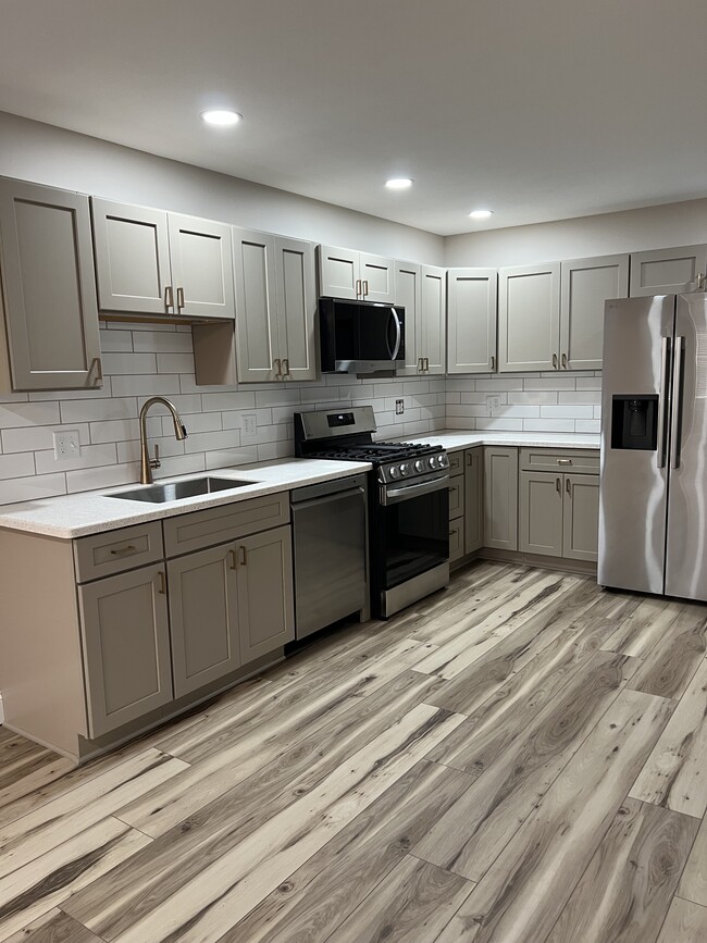 Kitchen w/all new stainless steel appliances, new soft close cabinets, new countertops - 408 John St