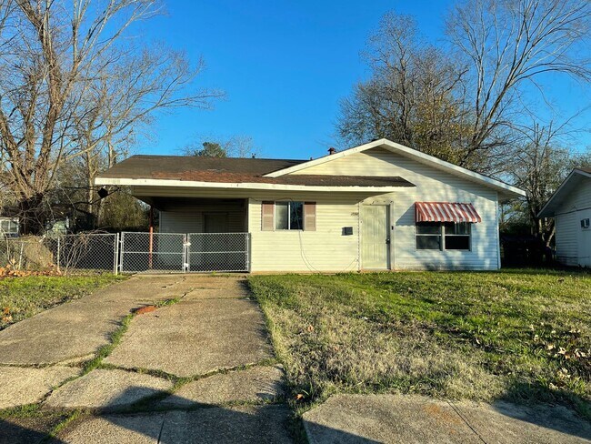 Building Photo - 3 Bedroom Home