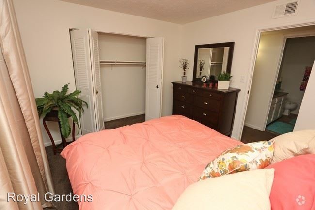 Building Photo - 1000-1118 Royal Gardens Ct