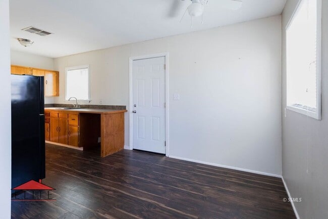 Foto del edificio - AVAILABLE NOW!!