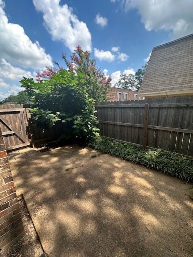 Foto del edificio - 6633 Poplar Woods Cir E