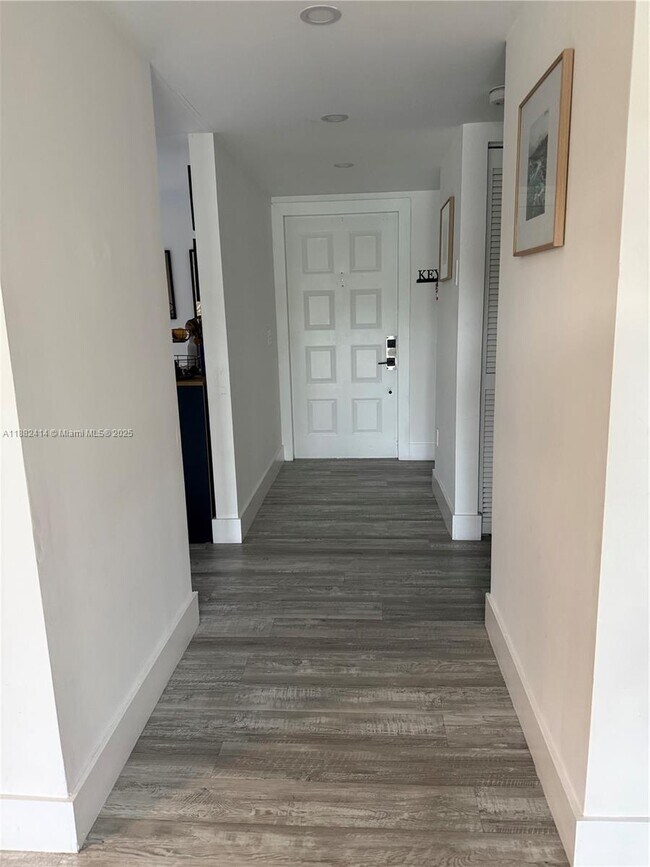 Foto del edificio - 5460 SW 70th Pl N