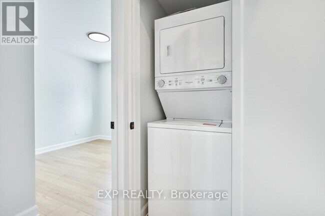 Photo du bâtiment - 555-555 Churchill Ave N