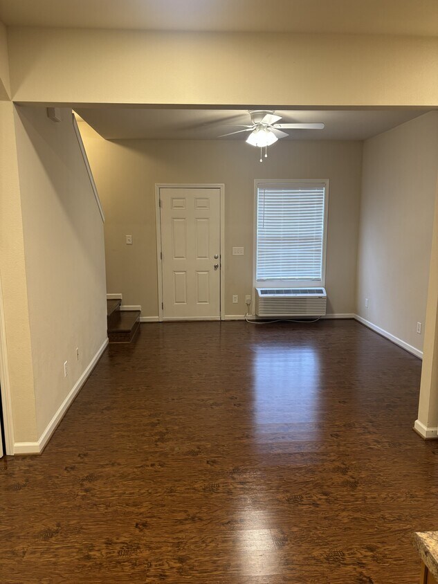 Sala de estar - 136 E Center Town Dr