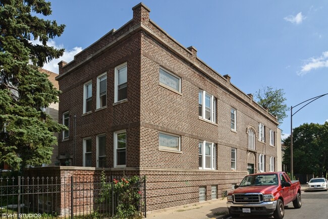 Building Photo - 3557 W Wrightwood Ave