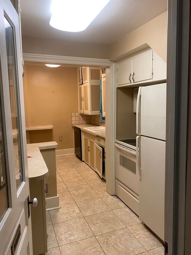 19 Scott St Unit Upper, Monroe, MI 48161 Room for Rent in Monroe, MI