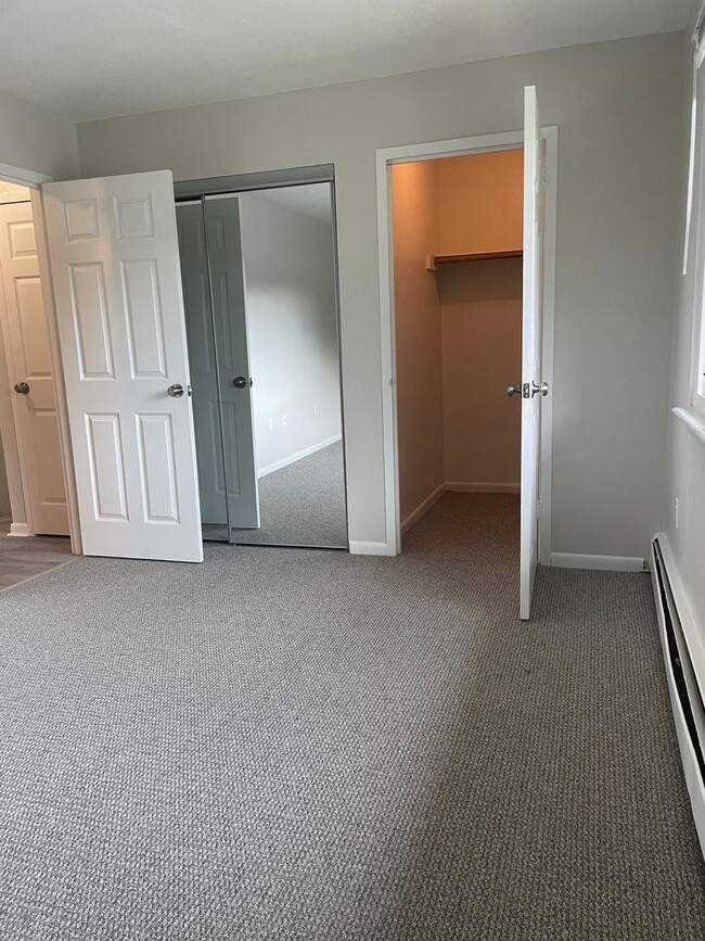 Building Photo - Spacious 3 Bedroom Townhouse
