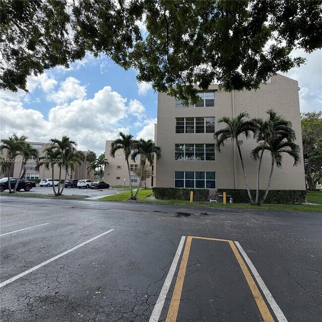 Foto del edificio - 9440 Tangerine Pl