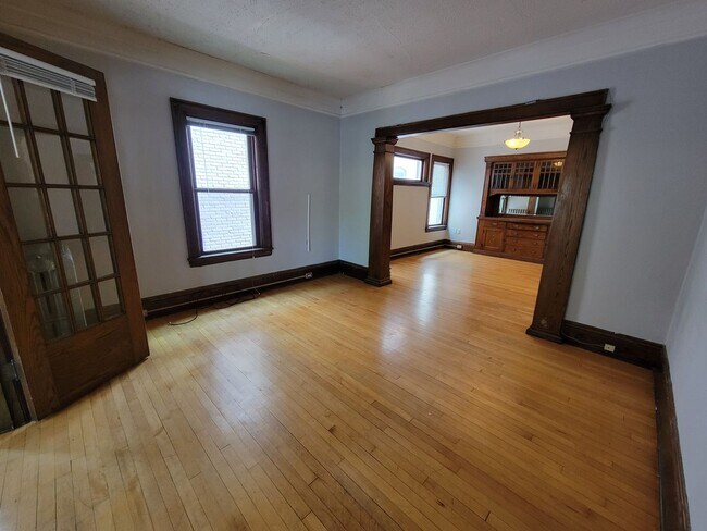 Building Photo - Lovely 2Br / 1Ba South Uptown Condo w/ Har...