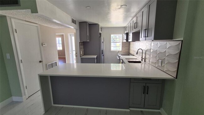 Building Photo - 3815 N Oak Dr