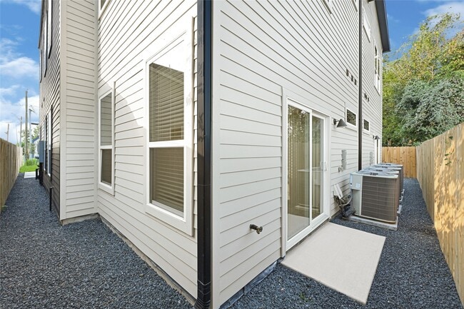 Building Photo - 327 Tite St