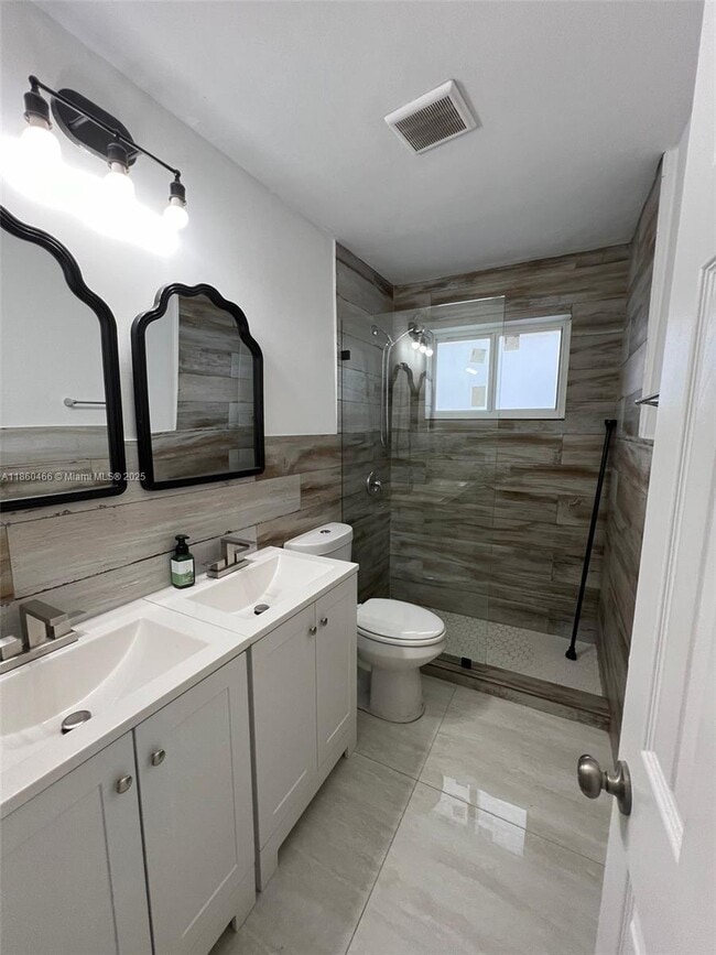 Building Photo - 2015 N 32nd Ave