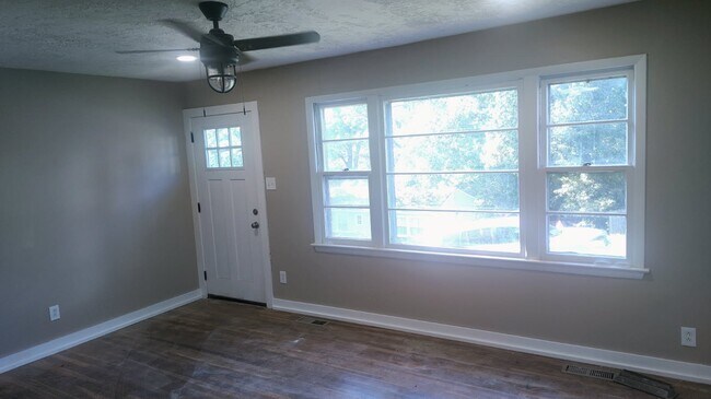 sala de estar de concepto abierto - 2626 Vucrest Ave