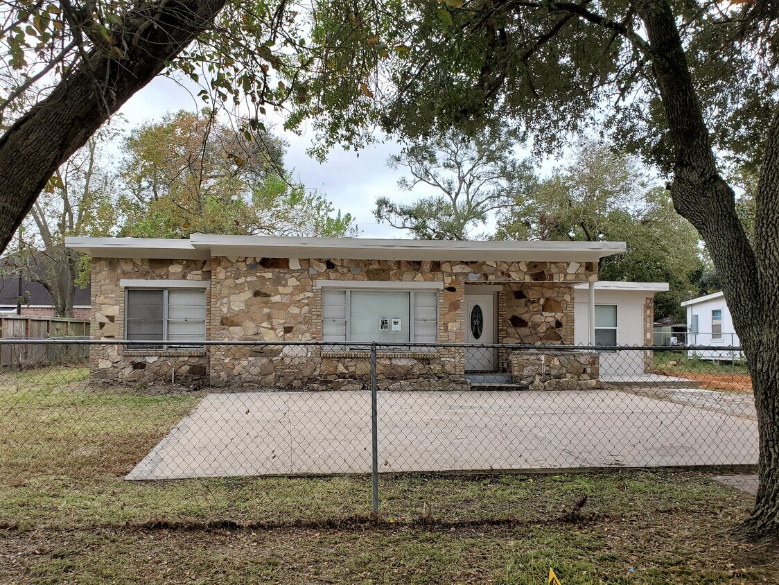 Primary Photo - 1114 E Pecan St