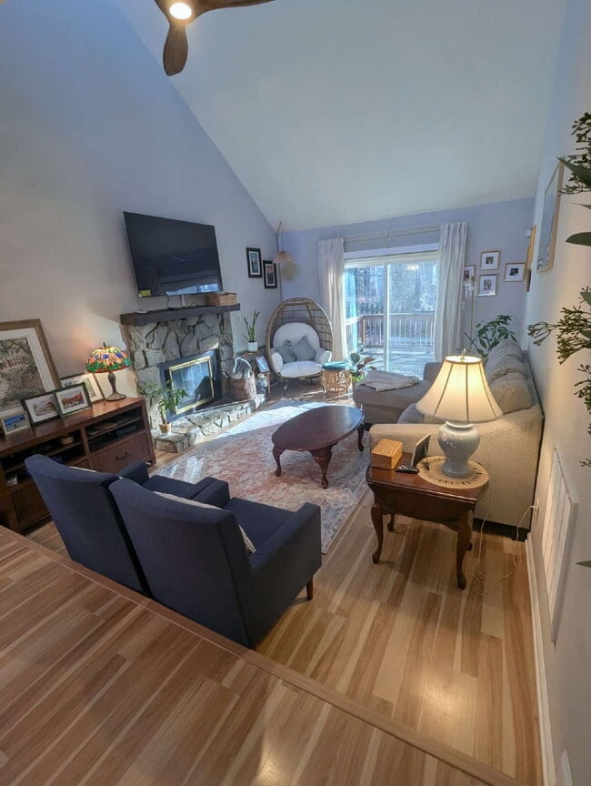 Building Photo - Cozy 2 Bedroom Unit in Raleigh!