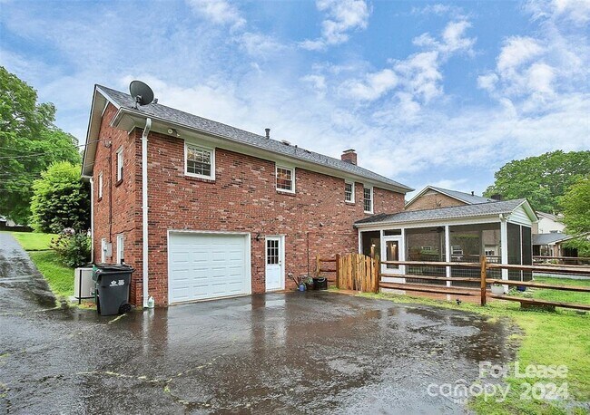 Building Photo - 6908 Lancer Dr