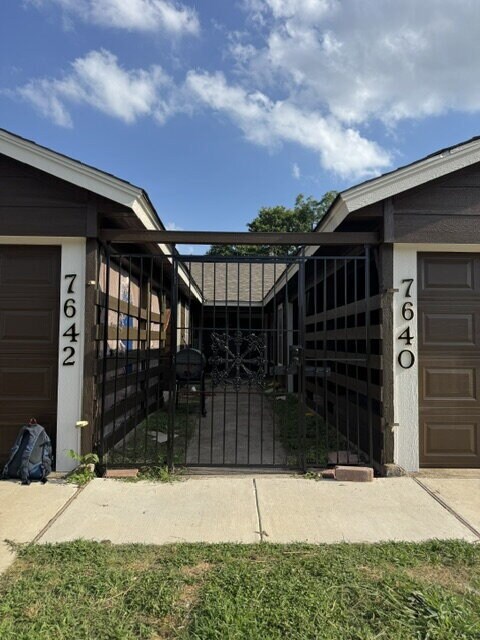 Building Photo - Pre-leasing 2/2/2 Duplex in the heart of Fort Worth!