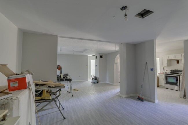 Building Photo - 172 W Kelly Park Rd