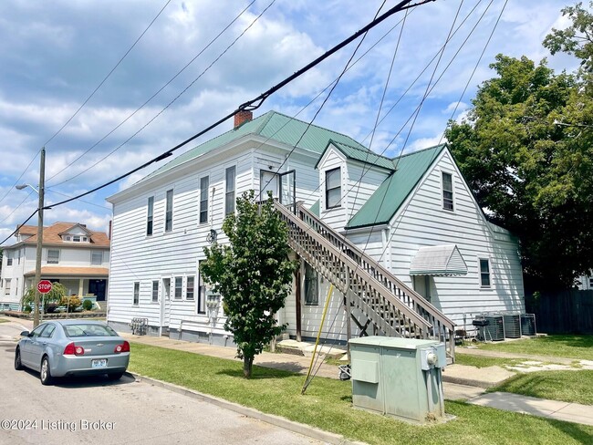 Building Photo - 1902 E Oak St