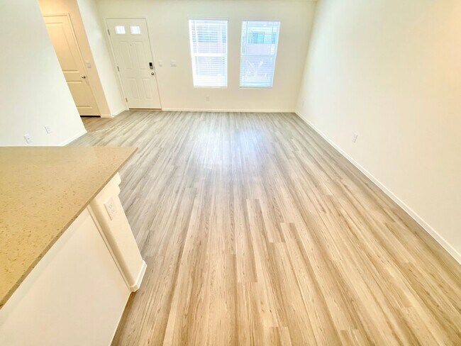 Building Photo - STUNNING LIKE NEW TOWNHOME 3 BEDROOM / 2.5...