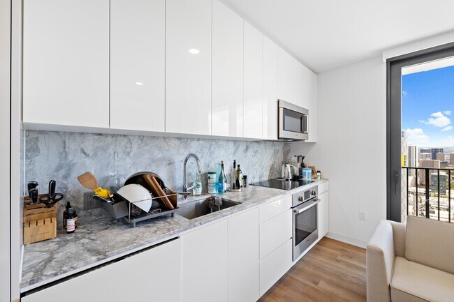 Building Photo - 987 Queen St