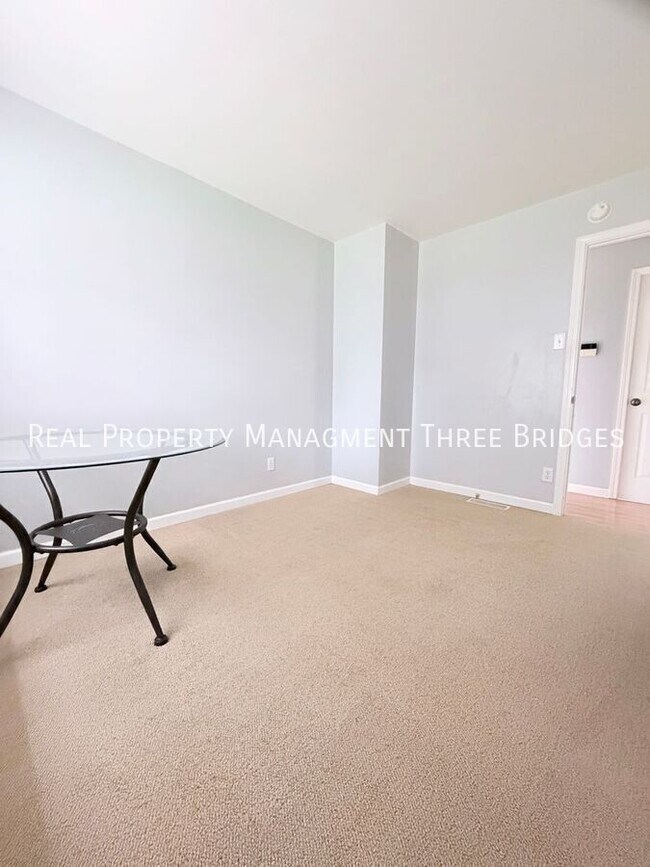 Building Photo - 1725 Fernbrook Dr