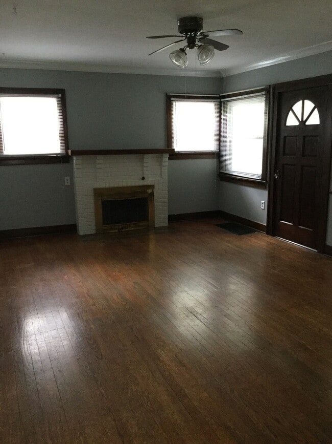 Building Photo - large 3br 2 bath home with full basement &...