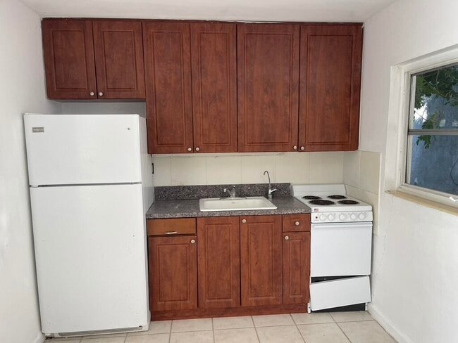 Building Photo - 115 E Lantana Rd