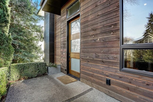Building Photo - 1501 Lake Washington Blvd S