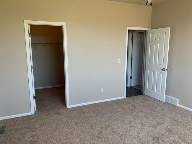 Foto del edificio - 4 BEDROOM, 3 BATHROOM SINGLE FAMILY HOME WITH 2 CAR ATTACHED GARAGE