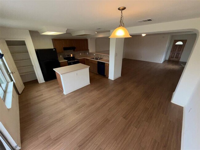 Foto del edificio - 621 Dark Tree Ln