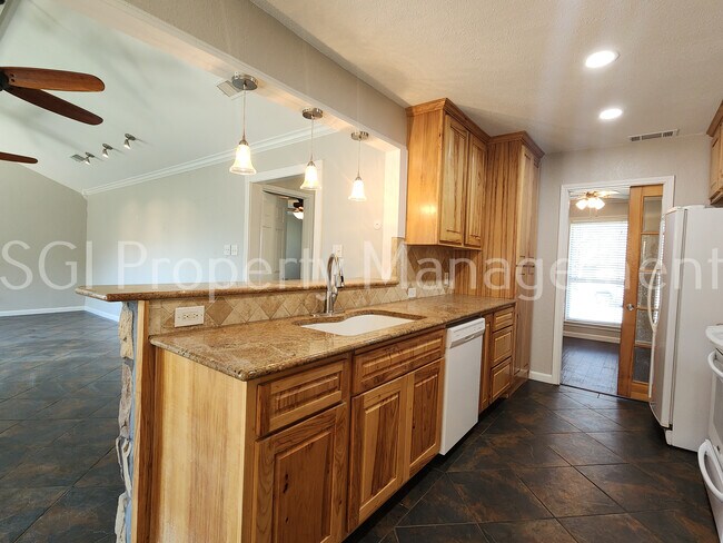 Foto del edificio - Gorgeous home with pool ready for move in