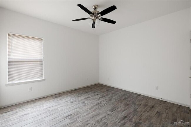 Foto del edificio - 443 Medina Drive Service Rd