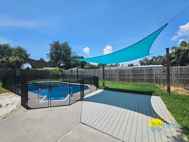 Building Photo - Heart of Destin with Sparkling Pool!
