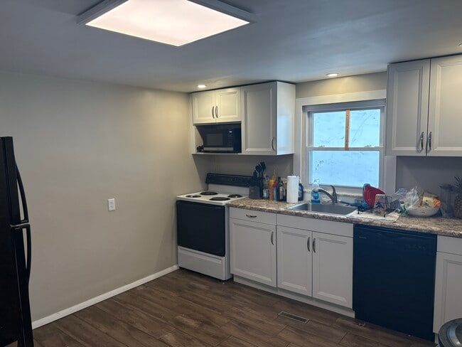 Building Photo - 616 Pearl Ave