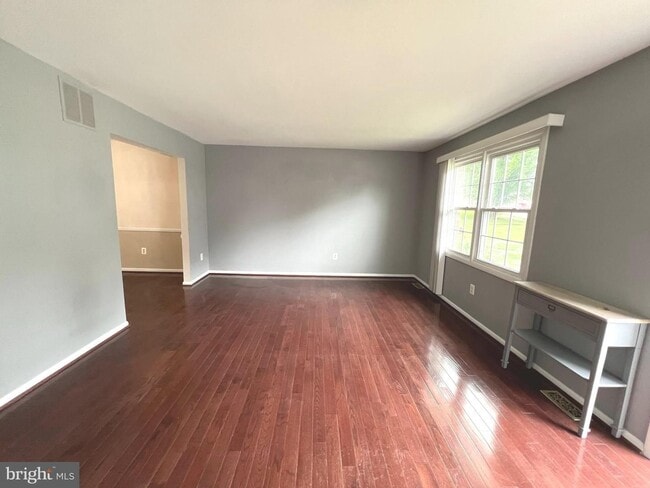 Building Photo - Beautiful 3 bedroom 2.5 bath townhouse in ...