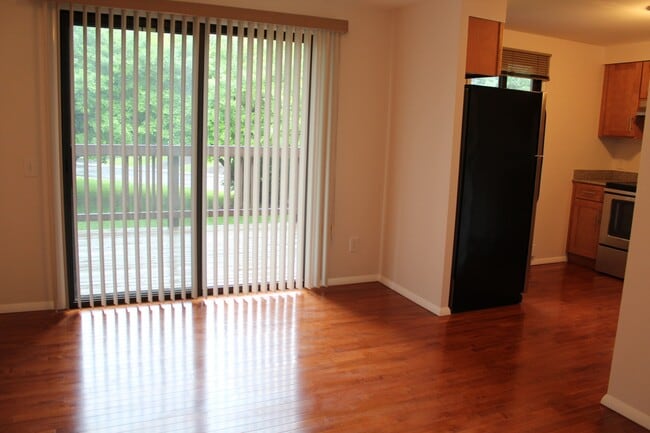 Building Photo - 7 Broxbourne Dr