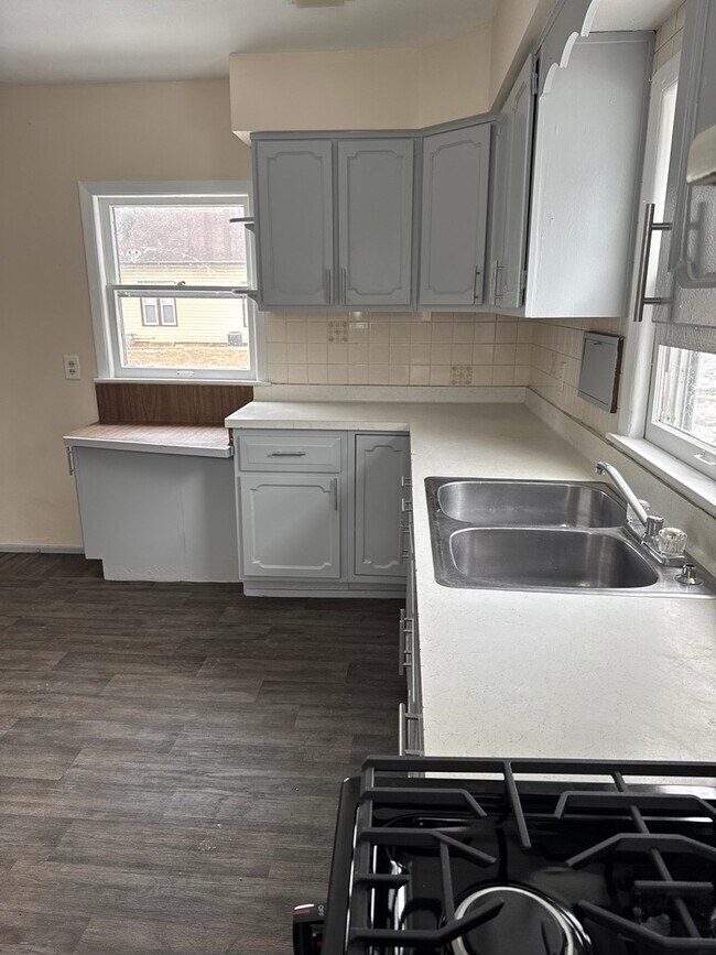 Building Photo - 742 W Homer St