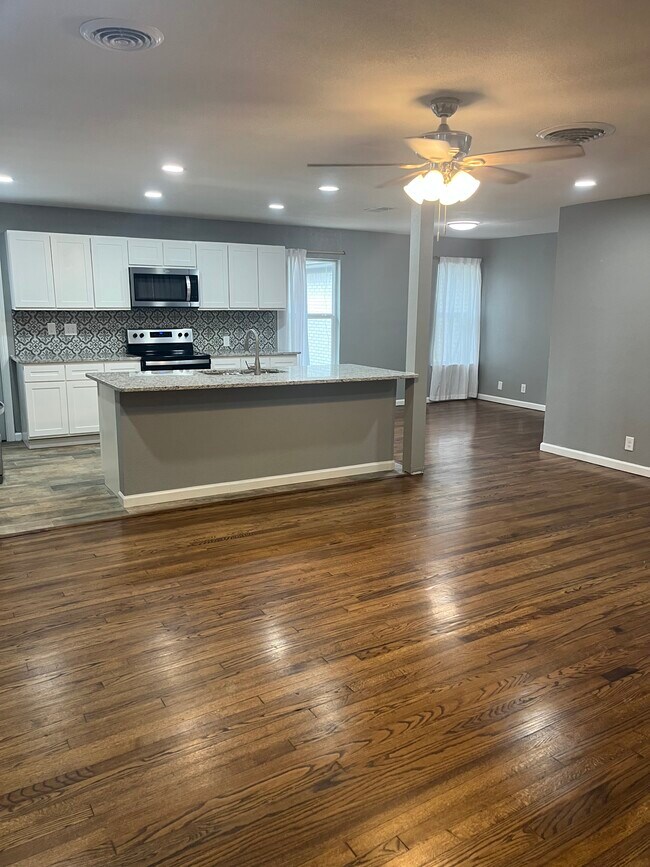 Foto del edificio - 4824 Trail Lake Dr