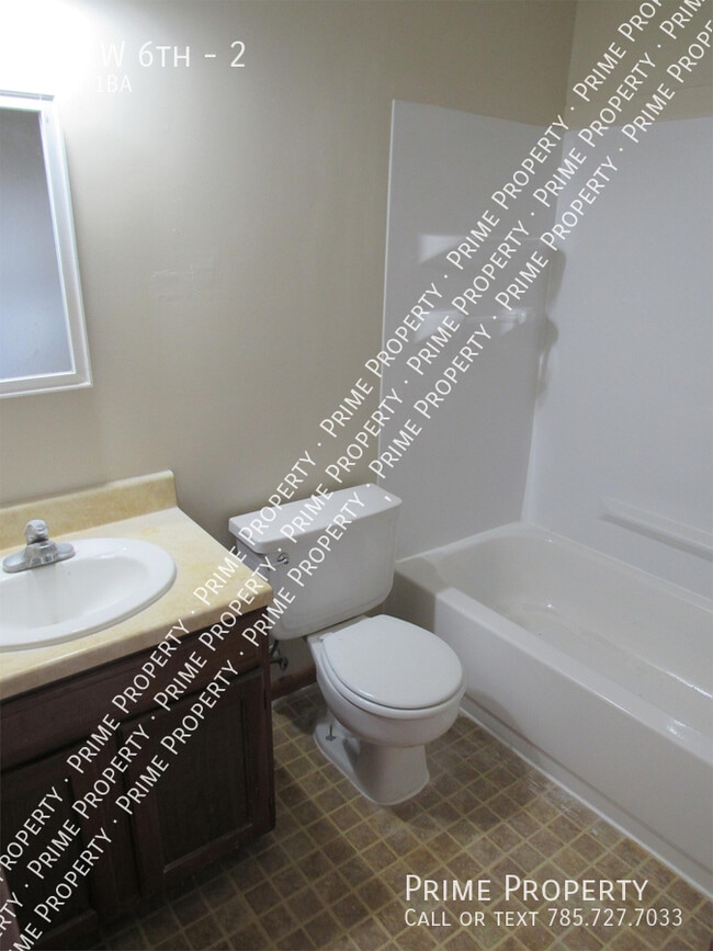 Building Photo - 100 W 6th-2