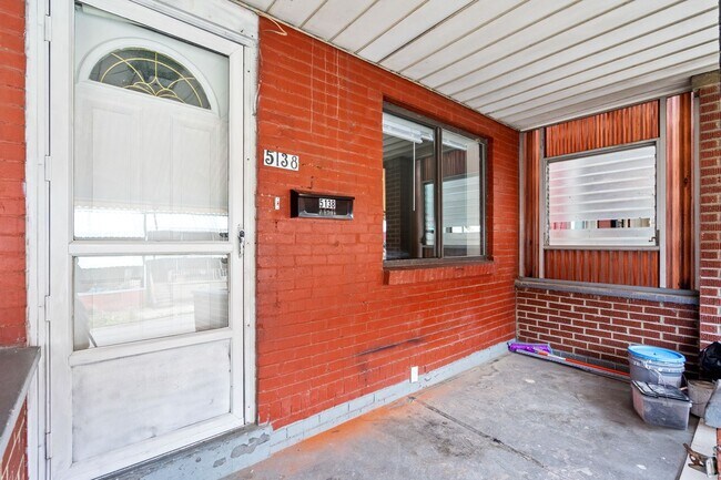 Building Photo - Newly Renovated 2 Bed, 1 Bath Rowhome in H...