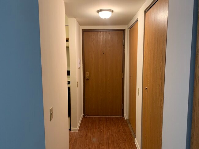 Building Photo - 705 Waters Edge Dr