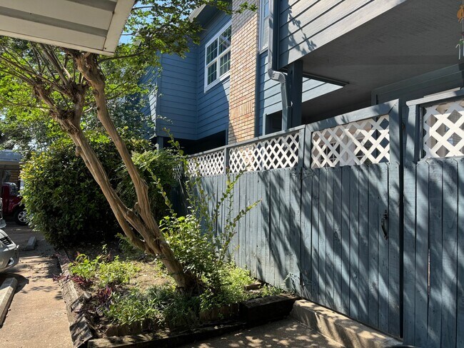 Building Photo - 2323 Fairwind Rd