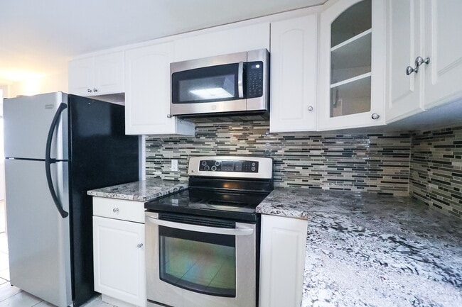 Photo du bâtiment - 1230 Notting Hill Ave